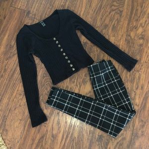 Cropped stretch pants w/ blk long sleeve crop top